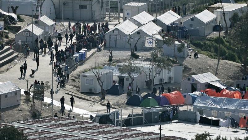 Tausende fliehen vor Feuer in Flüchtlingslager auf Lesbos