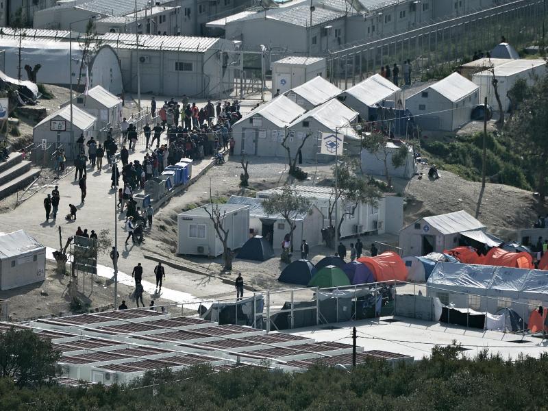 Tausende fliehen vor Feuer in Flüchtlingslager auf Lesbos