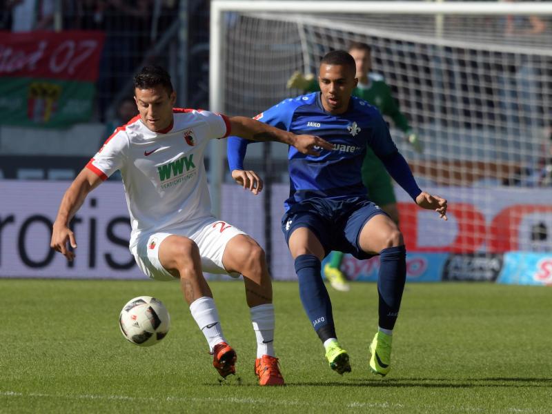 Augsburgs Schuster jubelt gegen Ex-Club Darmstadt