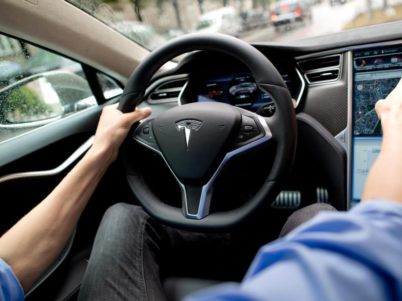 Tesla mit „Autopilot“-Assistent fährt auf Bus auf