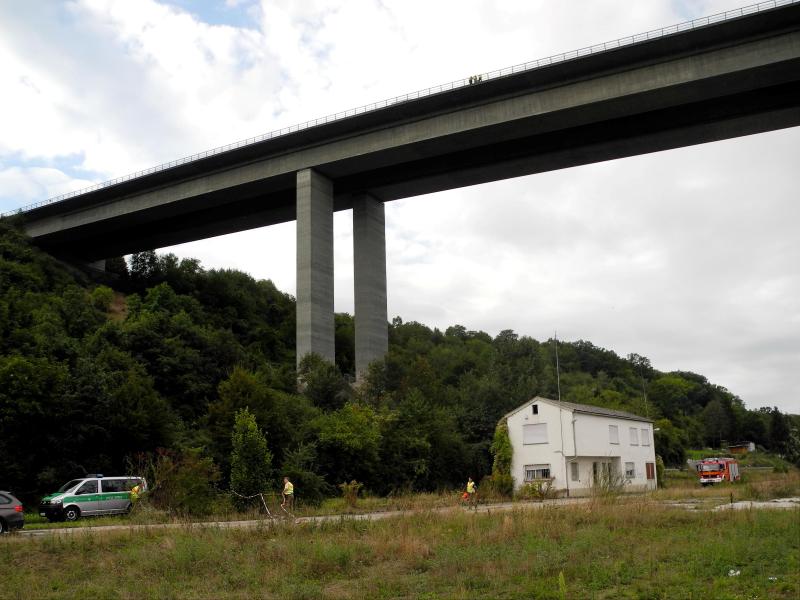 Vater mit zwei Söhnen tot an Autobahnbrücke entdeckt