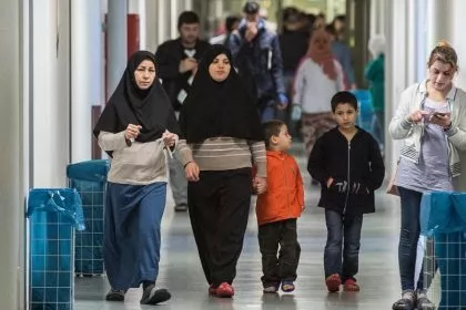 Berlin peitscht Unterbringung von Flüchtlingen mit Drohungen und demokratischem Zentralismus durch
