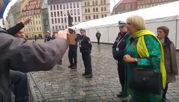 Claudia Roth trifft Dresdener Demonstranten: „Distanzieren Sie sich von ‚Deutschland verrecke‘?“