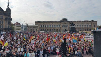 „Zwei Jahre Pegida“: Tausende auf Theaterplatz in Dresden – Gegendemos blieben klein