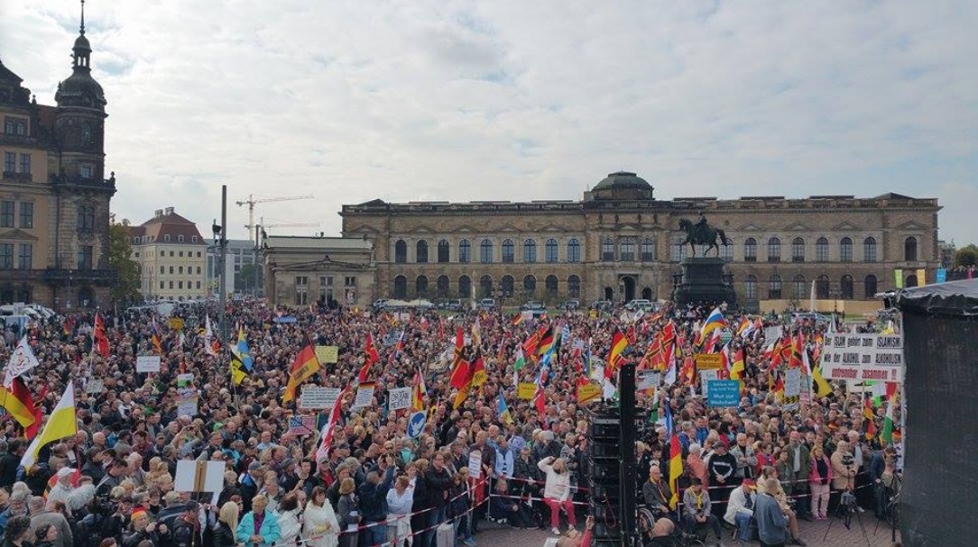 „Zwei Jahre Pegida“: Tausende auf Theaterplatz in Dresden – Gegendemos blieben klein