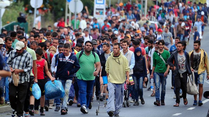 Hunderte Flüchtlinge und Migranten auf dem Weg von Ungarn nach Österreich. 5. September 2015. Foto: ATTILA KISBENEDEK/AFP/Getty Images