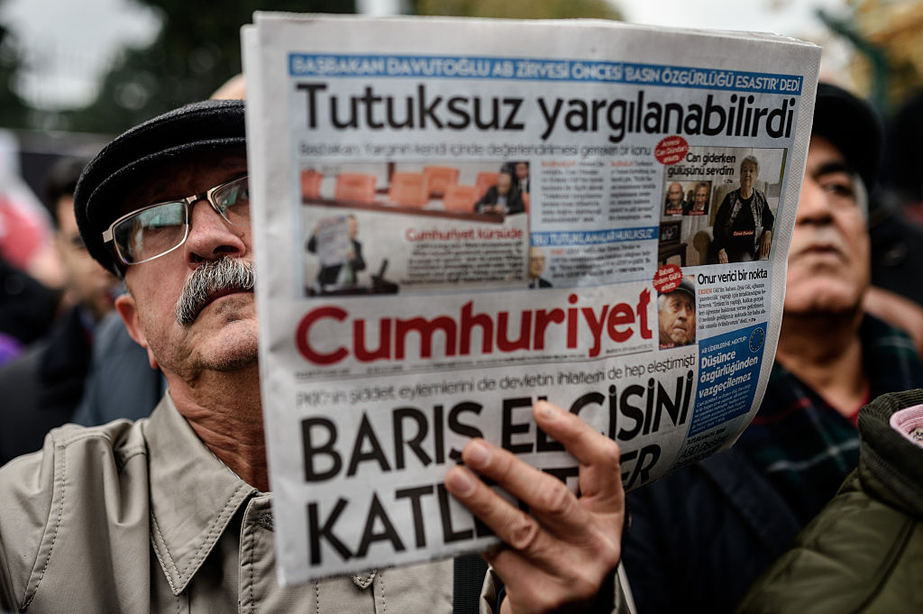 „Cumhuriyet“-Redaktion: „Es ist ein Schlag gegen die freie Presse – Wir geben nicht auf“