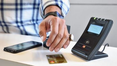 Mastercard startet Onlinezahlungen per Selfie oder Fingerabdruck in Europa