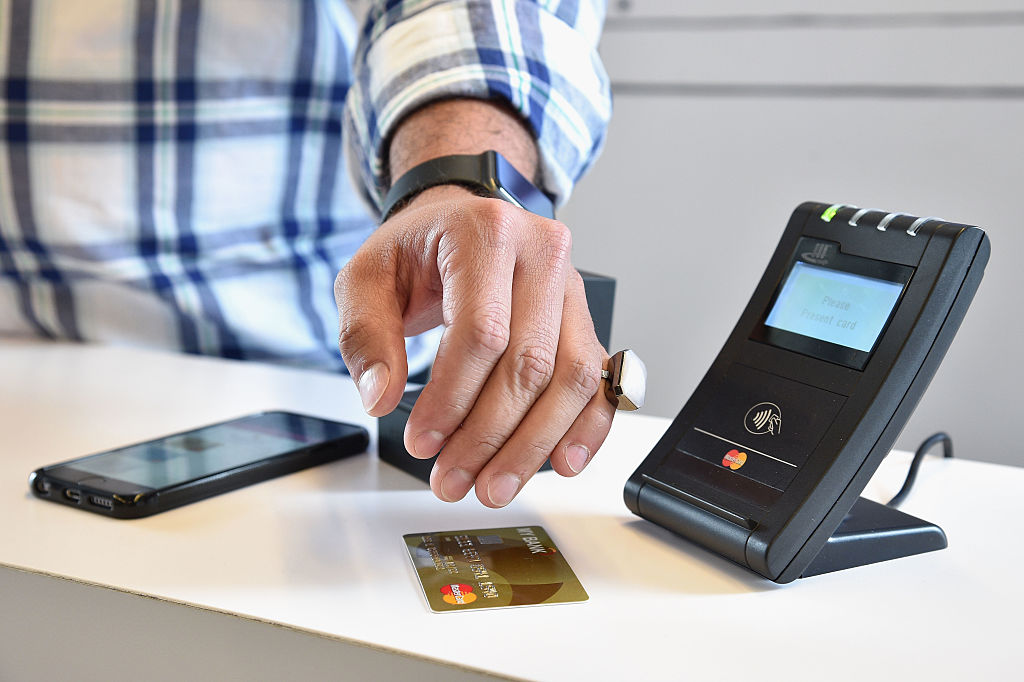 Mastercard startet Onlinezahlungen per Selfie oder Fingerabdruck in Europa