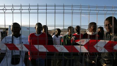 Revolte in spanischem Abschiebe-Gefängnis: Dutzende Migranten geflohen