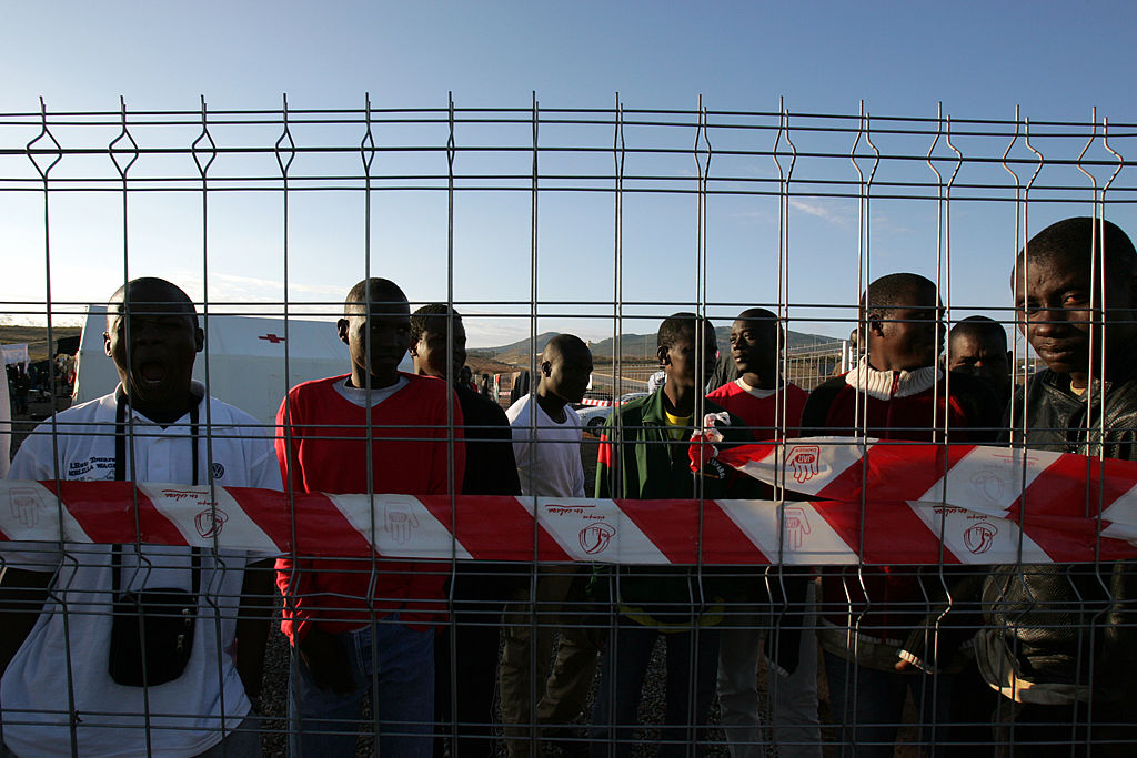 Revolte in spanischem Abschiebe-Gefängnis: Dutzende Migranten geflohen