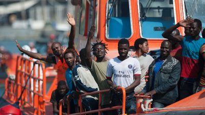 Dutzende Flüchtlinge besetzen Dach von Unterkunft in Spanien