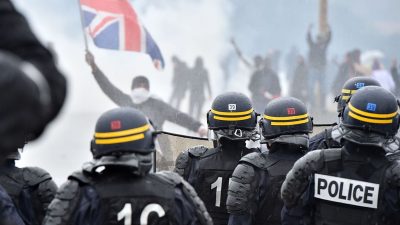 Krawall in Calais: Migranten und No-Border-Aktivisten kämpften stundenlang mit Polizei