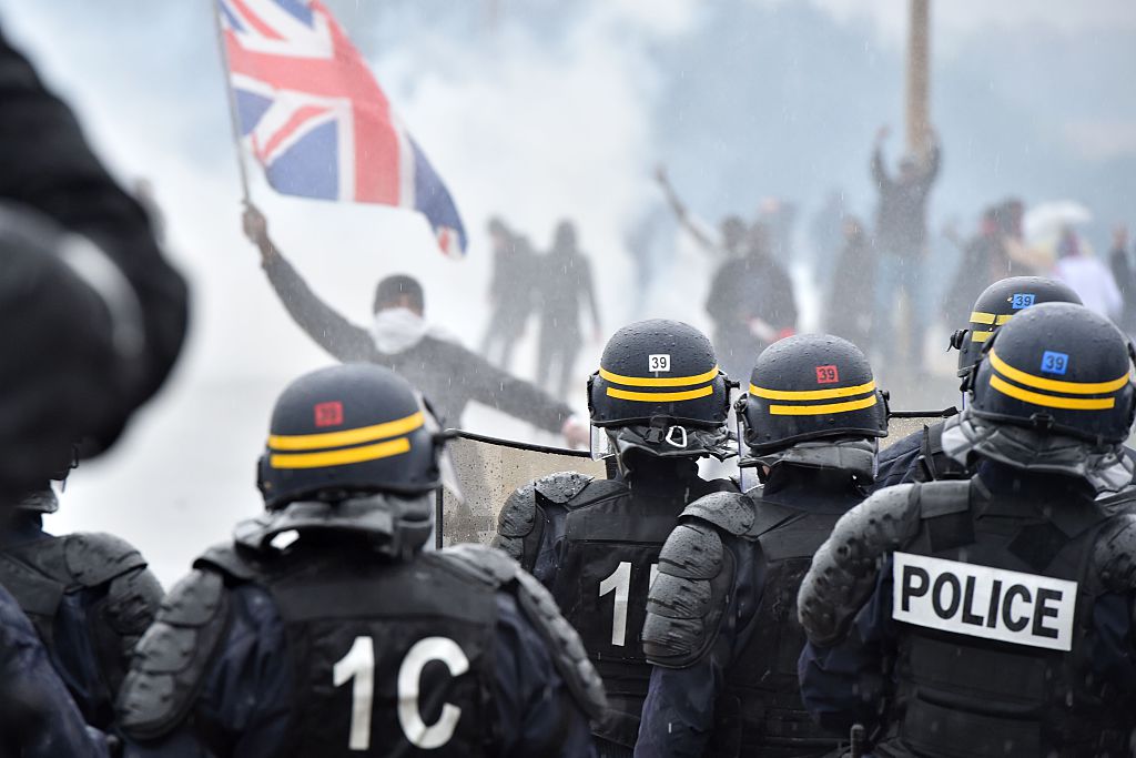 Krawall in Calais: Migranten und No-Border-Aktivisten kämpften stundenlang mit Polizei