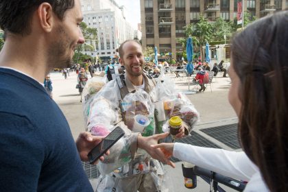 Aktion “Trash me”: Umweltaktivist trägt produzierten Verpackungsmüll einen Monat lang sichtbar am Körper