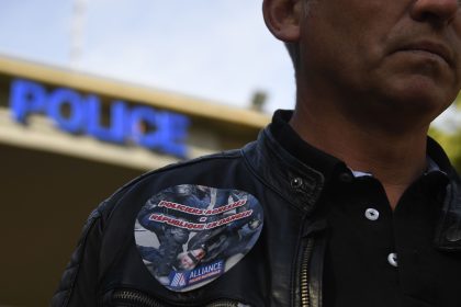Nach Molotow-Cocktails in Paris: Frankreichs Polizisten demonstrieren gegen Attacken