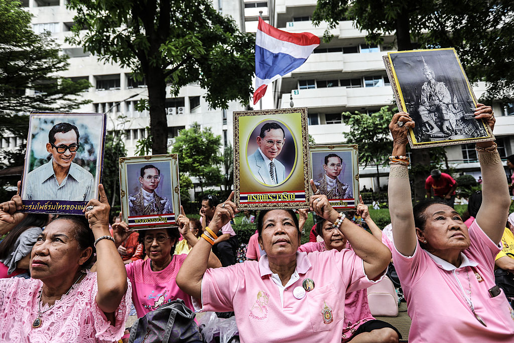 Tausende Thailänder nehmen an Sarg Abschied von König Bhumibol