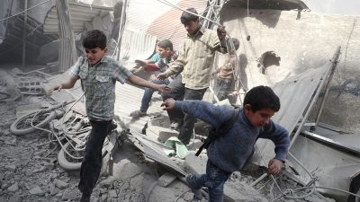 Moskau: Haben Schule in Syrien nicht angegriffen – EU verhängt Sanktionen gegen Assad-Vertraute