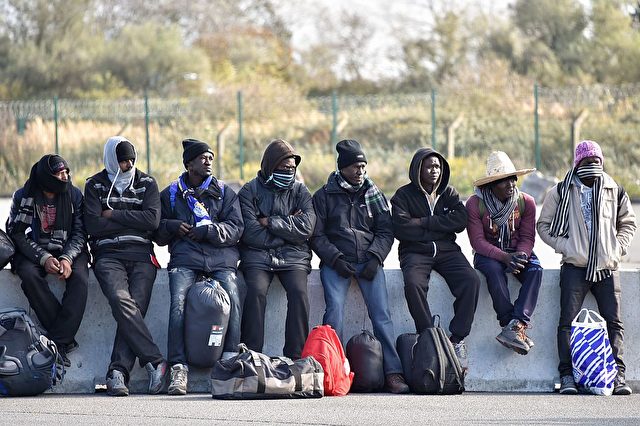 Junge Migranten warten auf den Bus, weg vom geräumten "Dschungel" Calais. Sie werden in Aufnahmezentren in ganz Frankreich verteilt. Auch nach Deutschland könnten laut Dublin-Abkommen Hunderte von ihnen kommen. Foto: PHILIPPE HUGUEN/AFP/Getty Images