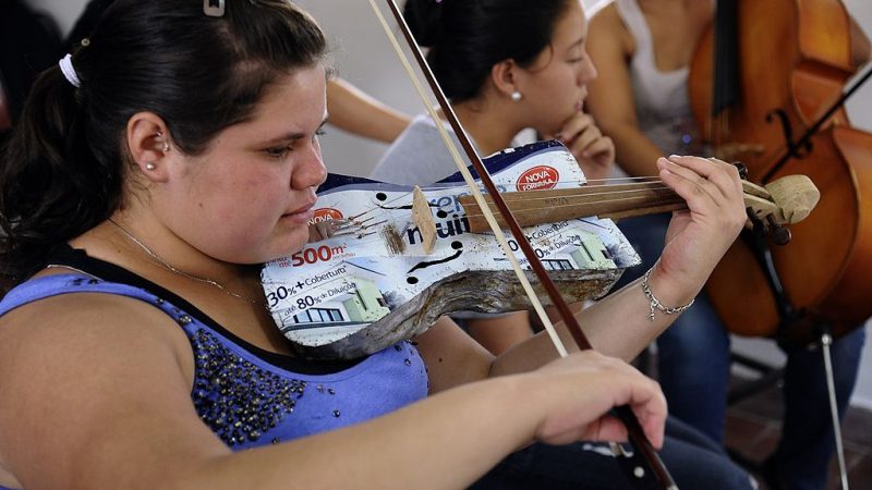 Musik statt Müll: „Recycling Orchester“ aus Slum in Paraguay spielt auf Schrott + VIDEO