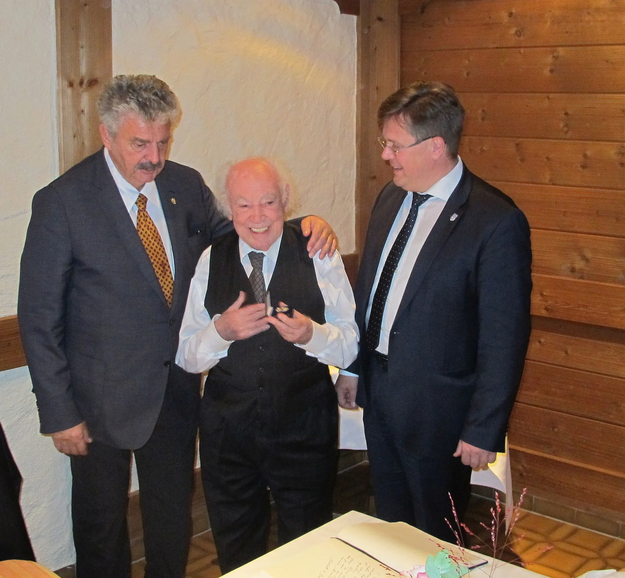 Bernd Weikl, Adolph K. Böhm und der 1. Bürgermeister Joachim Haller im Museum in Bodenmais Foto: Roland R. Ropers