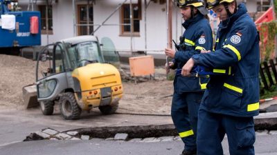 Fahrbahn sackt bei Erdwärmebohrung ab: Häuser evakuiert