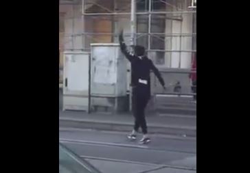 „Allah“-Rufe in Wien: Psychisch traumatisierter Syrer legt sich vor Straßenbahn und springt auf Autos (Video)