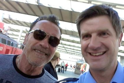 Auf dem Rad im Münchner Hauptbahnhof: Polizei stoppt Schwarzenegger