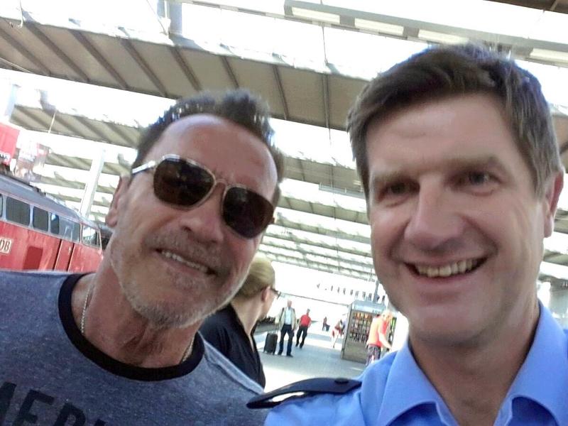 Auf dem Rad im Münchner Hauptbahnhof: Polizei stoppt Schwarzenegger