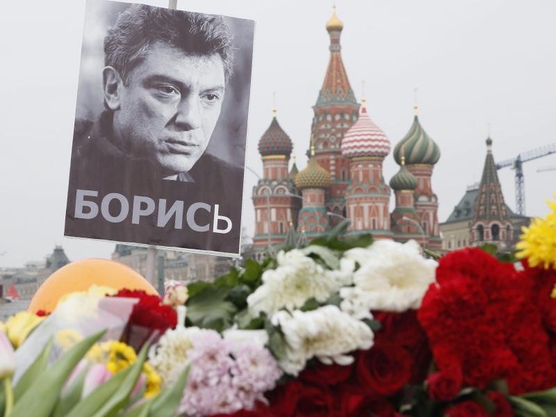 „Nieder mit dem Reich des Bösen“: Demonstranten in Russland erinnern an ermordeten Kreml-Kritiker