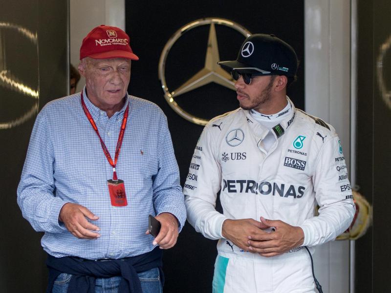 Mercedes-Spitze richtet Hamilton auf
