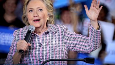 Hillary Clinton anüsiert sich über TV-Parodie