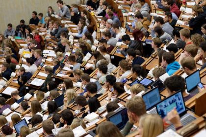 Lange schlafen und Party machen? AOK präsentiert Untersuchung zu Stress bei Studenten
