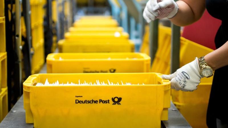 Post will Mitarbeitern 300 Euro Bonus zahlen – Vorstandschef schließt Entlassungen nicht aus