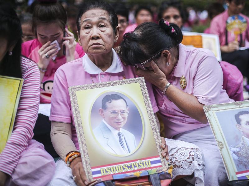 Zehntausende Menschen erweisen totem König Bhumibol in Bangkok die Ehre