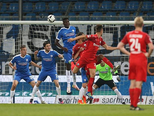 Tim Knipping (M) vom SV Sandhausen erzielt das 2:0 gegen Bochum. Foto: Ina Fassbender/dpa