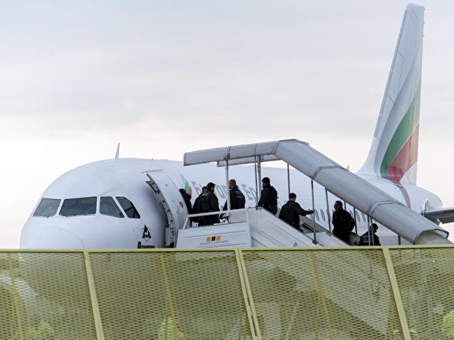 Abschiebung: Abgelehnte Asylbewerber steigen in ein Flugzeug. Foto: Daniel Maurer/Archiv/dpa