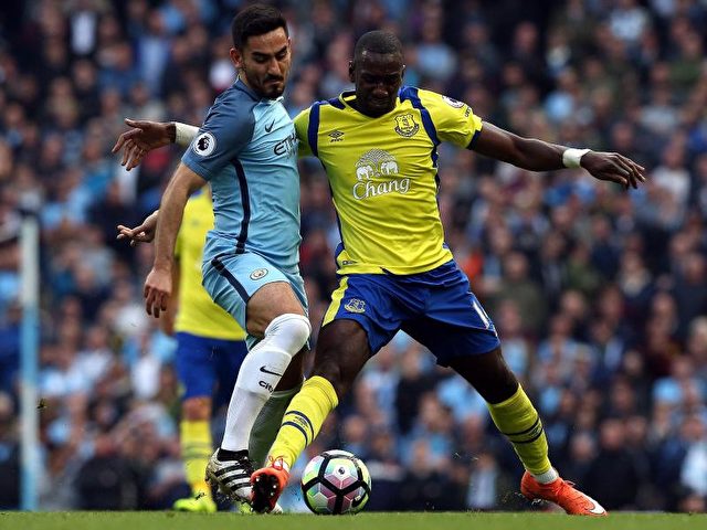 Ilkay Guendogan (l) von ManCity kämpft mit Evertons Yannick Bolasie um den Ball. Foto: Nigel Roddis/dpa