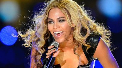 Beyoncé reißt sich Ohrläppchen auf – und singt weiter