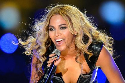 Beyoncé reißt sich Ohrläppchen auf – und singt weiter