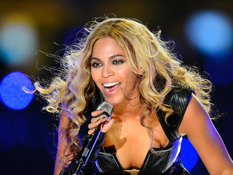 Beyoncé reißt sich Ohrläppchen auf – und singt weiter
