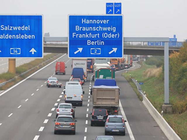Der Verkehr staut sich auf der Autobahn 14 in Richtung Abfahrt A2. Foto: Peter Gercke/dpa