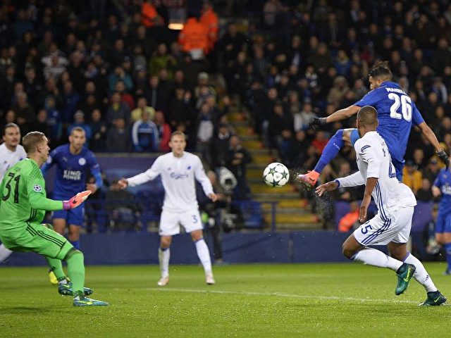 Der Akgerier Riyad Mahrez (r) traf für Leicester City zum Sieg. Foto: Hannah Mckay/dpa