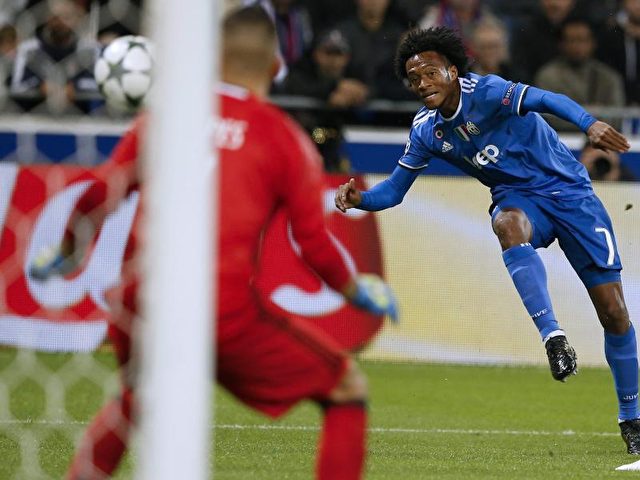 Juan Cuadrado erzielte in Unterzahl den Siegtreffer für Juventus Turin. Foto: Guillaume Horcajuelo/dpa