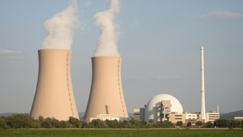 Aus den zwei großen Kühltürmen steigt Wasserdampf, daneben die Kuppel des Kernkraftwerks Grohnde in Niedersachsen. Foto: Sebastian Gollnow/Symbolbild/dpa
