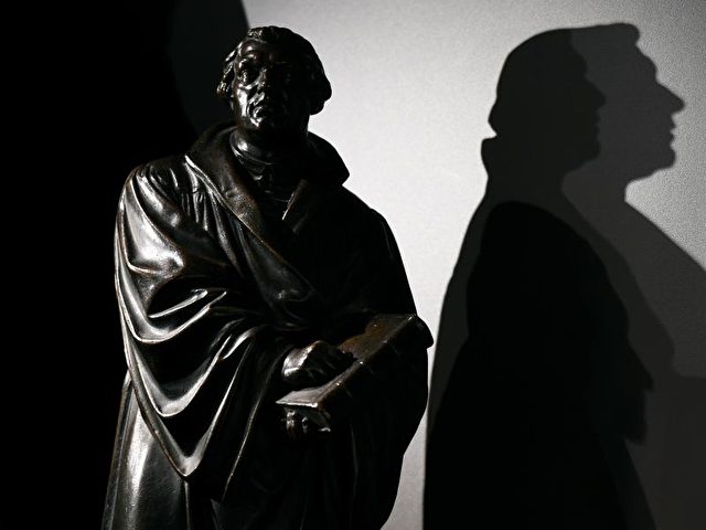 Miniaturnachbildung der Wormser Luther-Statue in der Ausstellung «Leben nach Luther. Eine Kulturgeschichte des evangelischen Pfarrhauses» in Eisenach. Foto: Martin Schutt/dpa