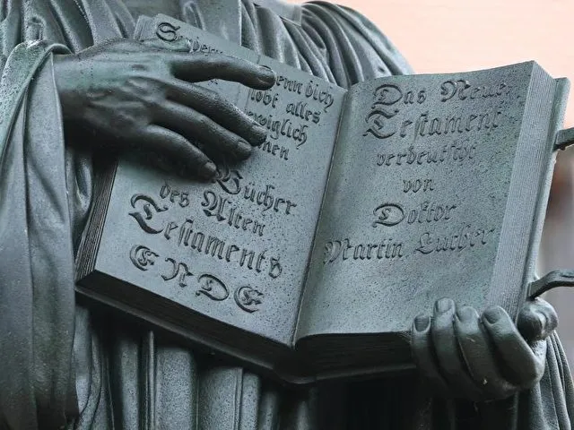 Ein Teil des Denkmals für Martin Luther auf dem Marktplatz in Wittenberg (Sachsen-Anhalt). Foto: Jens Wolf/dpa
