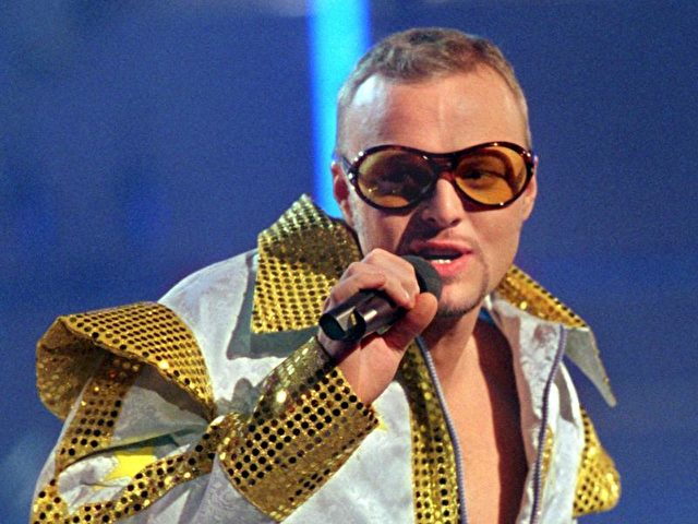 Stefan Raab beim deutschen Vorentscheid zum «Grand Prix Eurovision» in der Bremer Stadthalle im Jahr 2000. Foto: Ingo Wagner/dpa