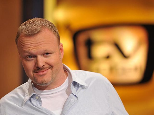 Stefan Raab vor dem Logo der ProSieben-Sendung "TV total". Foto: Jörg Carstensen/dpa