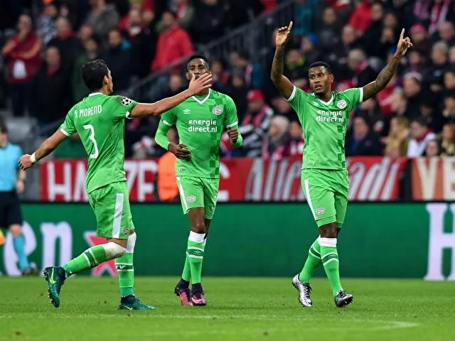 Luciano Narsingh (r) erzielte noch vor der Pause den Anschlusstreffer. Foto: Sven Hoppe/dpa